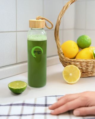 Shake it fresh, drink it wise 💚🍵⁠ ✨ 0,5 l odolná borosilikátová skleněná láhev 🌿 Bambusové víčko – dotek přírody 🌏 🚫 Bez...