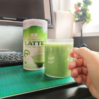 💚 BIO Matcha Tea Latte – rychlý šálek pohody Lahodná směs pravé japonské matchy, mléka a třtinového cukru — připravená...